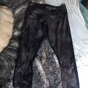 Lululemon size 6 capris